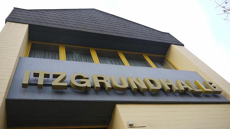 Zentrales Projekt der Dorferneuerung: 900 000 Euro (bei 565 000 Zuschüssen aus verschiedenen Fördertöpfen) stehen im Haushaltsplan für die energetische Sanierung und die Baumaßnahmen zur Barrierefreiheit in der Itzgrundhalle in Kaltenbrunn. Foto: Berthold Köhler