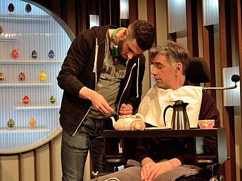 Ingo Pfeiffer (rechts) und Benjamin Wilke verkörpern hervorragend den gelähmten Philippe und dessen Pfleger Driss.  Foto: Sebastian Worch