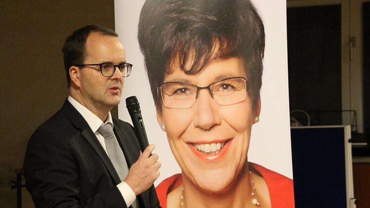 Hielt beinah schon die Abschiedsrede für die Landtagskollegin: Markuns Rinderspacher im Gemeindesaal Heiligkreuz neben einem Poster von seiner Kollegin Susann Biedefeld. Foto: Simone Bastian