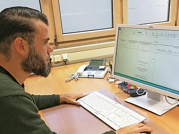 Geschäftsstellenleiter Benjamin Herrmann sichtet die Rückmeldungen für den Informationstag. Foto: Gudrun Johannes, Landratsamt Haßberge
