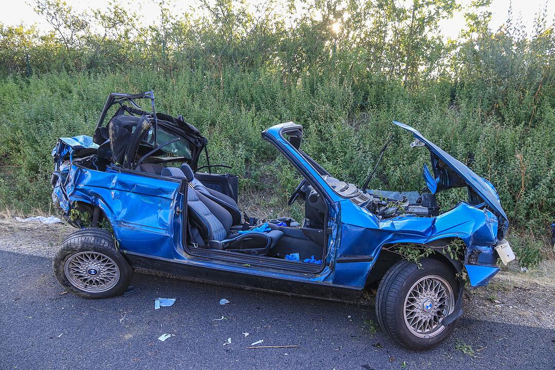 Schwerer Unfall auf A73: Cabrio überschlagen - zwei Menschen schwer verletzt