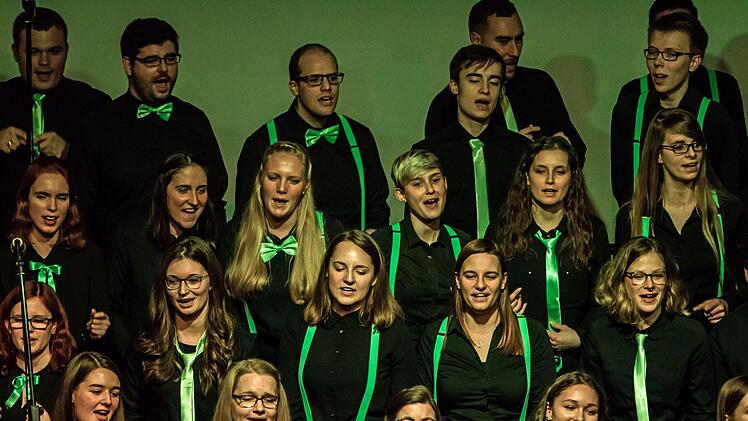 Mitreißend lebendigen Gesang demonstrierte der Coburger Hochschulchor "Die Klangfänger" bei seiner Musik zum Advent unter der Leitung von Moritz Metzner.Foto: Jochen Berger