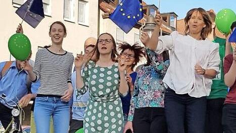 Das gute Wahlergebnis bei der Europa-Wahl versetzte die Forchheimer Grünen in Begeisterung und veranlasste Annette Prechtel (rechts) zu einem Freudensprung.  Foto: privat