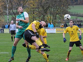 Quer in der Luft liegt Wollbachs Matthias Albert bei seinem Kopfball mit Untererthals Spielertrainer Sebastian Heinlein. Foto: ssp