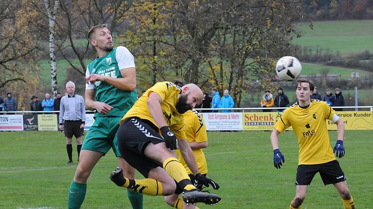 Quer in der Luft liegt Wollbachs Matthias Albert bei seinem Kopfball mit Untererthals Spielertrainer Sebastian Heinlein. Foto: ssp