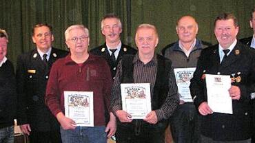 Geehrte und Ehreng&auml;ste der Feuerwehr Neuengr&uuml;n (von links): Zweiter B&uuml;rgermeister der Stadt Wallenfels Erich M&auml;hringer, KBM Hans Stumpf, Ludwig Dietz (50 Jahre Mitglied), Kommandant Stefan Gareis, Reinhard Kremer, Hans Schmidt (beide 50 Jahre Mitglied), Gerald Gareis (40 Jahre aktiv) und Vorsitzender Stefan Sch&uuml;tz Foto: privat