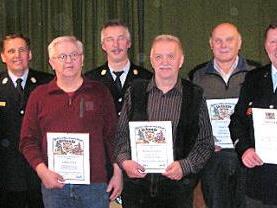 Geehrte und Ehrengäste der Feuerwehr Neuengrün (von links): Zweiter Bürgermeister der Stadt Wallenfels Erich Mähringer, KBM Hans Stumpf, Ludwig Dietz (50 Jahre Mitglied), Kommandant Stefan Gareis, Reinhard Kremer, Hans Schmidt (beide 50 Jahre Mitglied), Gerald Gareis (40 Jahre aktiv) und Vorsitzender Stefan Schütz Foto: privat