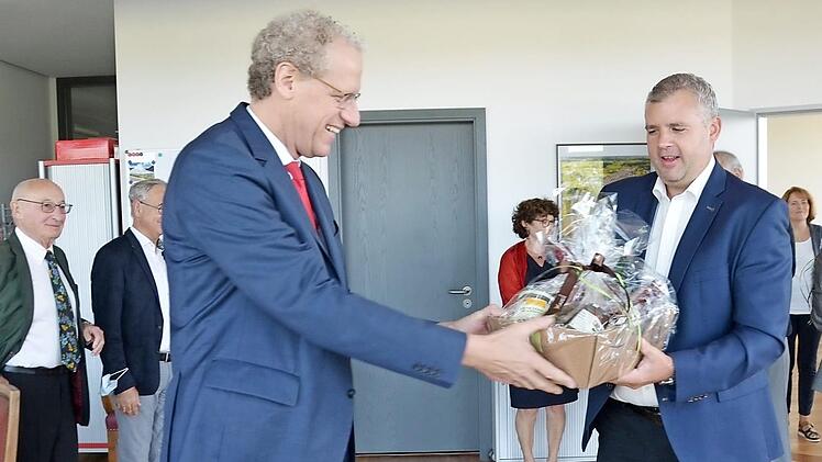 Geschenke hatten die Gäste freilich auch dabei. Hannes Primus überreichte einen Korb an seinen Herzogenauracher Amtskollegen German Hacker beim Empfang im Rathaus.