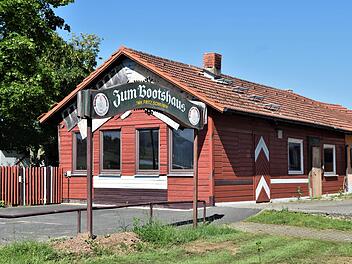 Nach dem Brand ist das Bootshaus am Main verwaist. Foto: Dieter Radziej