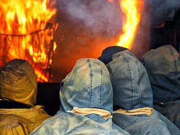 Die Wehrleute direkt In den Flammen Foto: Klaus Rössner