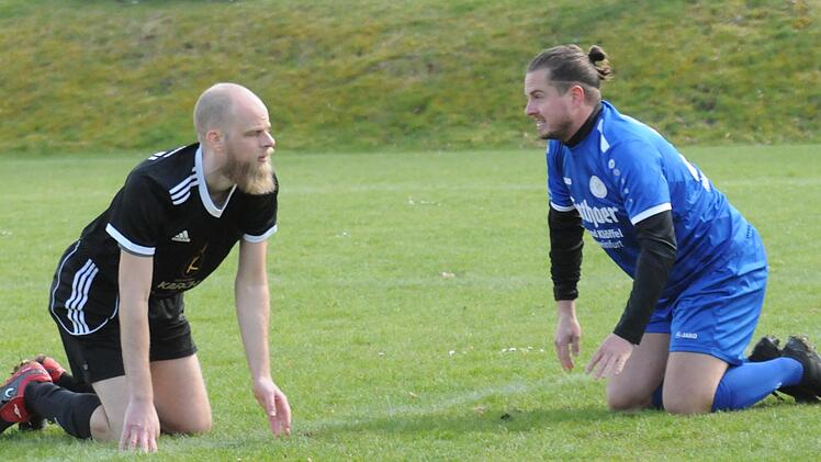 Reine Theorie bleibt, ob es bei diesem verbalen Austausch um Haar-Mode ging im Spiel des FV Rannungen II (blaue Trikots) gegen die SG Eltingshausen/Rottershausen II. Foto: ssp