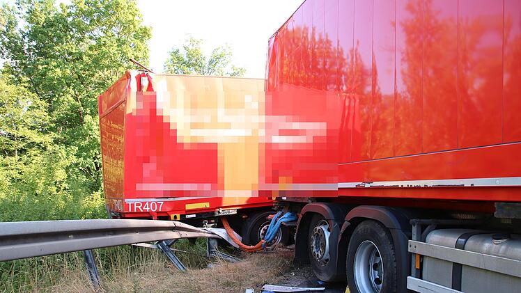 Zwei Lastzüge sind am Dienstagnachmittag auf der A7 bei Elfershausen zusammengestoßen.