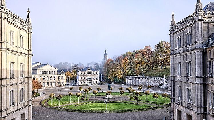 Der Schlossplatz des Coburger Schloss Ehrenburg stellte im Film "Rubinrot" einen Schulparkplatz dar.