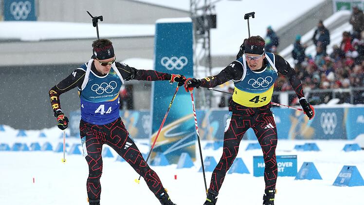 Philipp Nawrath (rechts) &uuml;bergibt an Schlussl&auml;ufer Philipp Horn. Am Ende verpasst die deutsche Staffel eine Medaille.