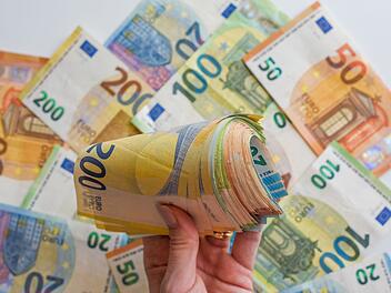 Lotto Gewinner Bayern Schwaben Millionen Euro Jackpot Lottoschein Spielschein Gl&uuml;ck Annahmestelle Lotterie Gewinnzahlen Superzahl Multimillion&auml;r Familienvater Lotto 6aus49 Spielquittung Ziehung Hauptgewinn Einzelgewinn Lottoziehung Gewinnklasse Staatliche Lotterieverwaltung Gl&uuml;cksspiel Lotto-Gl&uuml;ck Zentralgewinn Spielteilnehmer Gewinnsumme Rekordgewinn Lottogewinn Geldscheine Banknoten Euro-Scheine Bargeld Geld z&auml;hlen Auszahlung Verm&ouml;gen Reich Geldb&uuml;ndel Euros W&auml;hrung