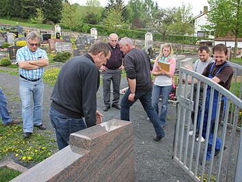 Mit Sandsteinen soll der Eingangsbereich verschönert wreden