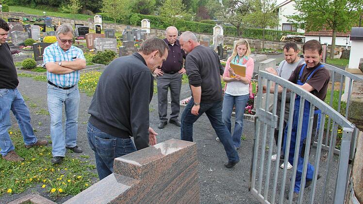 Mit Sandsteinen soll der Eingangsbereich verschönert wreden
