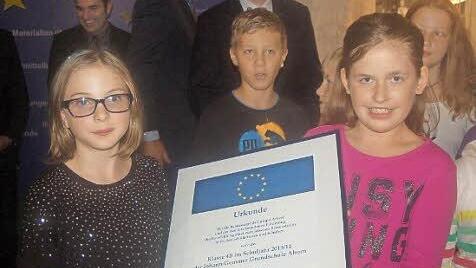 Präsentieren die Urkunde: Rachel Thalmeyer und Marietta Hingkeldey von der 4b der Johann-Gemmer-Schule aus Ahorn.