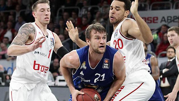 Elias Harris (r.) und Daniel Theis stoppen den Frankfurter Danilo Barthel (mit Ball). Fotos: sportpress