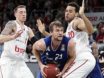Elias Harris (r.) und Daniel Theis stoppen den Frankfurter Danilo Barthel (mit Ball). Fotos: sportpress