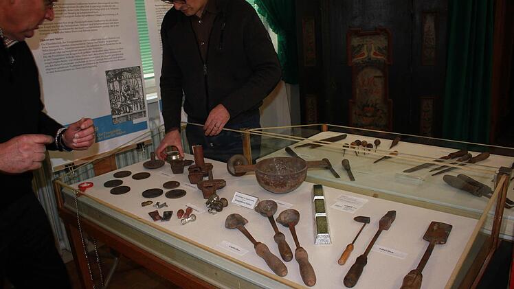 Ingo Hafenecker und Stefan Andritschke bereiten die Vitrinen für die große Ausstellungseröffnung am Sonntag vor. Foto: Becht