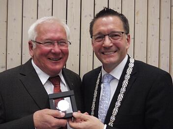 Karsten Fischkal überreicht Klaus Keil (l.) die Bürgermedaille. Foto: Pauline Lindner