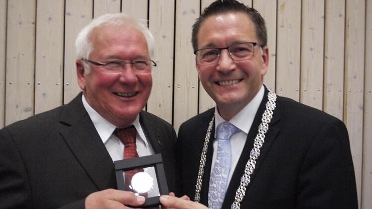 Karsten Fischkal überreicht Klaus Keil (l.) die Bürgermedaille. Foto: Pauline Lindner