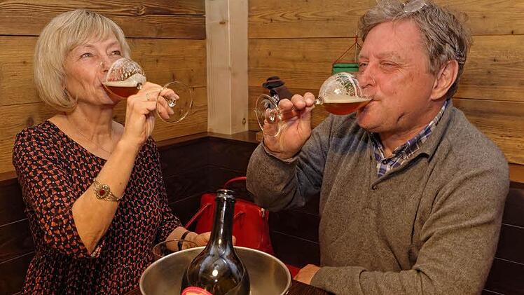 Hier probieren Brauereivorstand Hans-Jürgen Päsler und seine Frau Renate das Frauenbier. Foto: Markus Raupach
