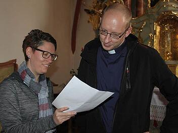 Sie besprechen die letzten Details für die Primizfeier: Claudia Ruß und Sebastian Schiller. Foto: Veronika Schadeck