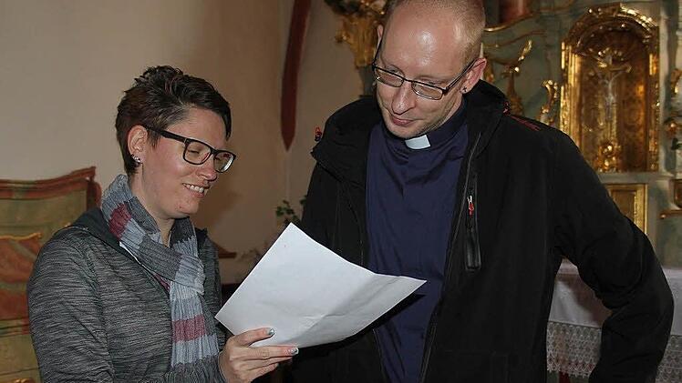 Sie besprechen die letzten Details für die Primizfeier: Claudia Ruß und Sebastian Schiller. Foto: Veronika Schadeck