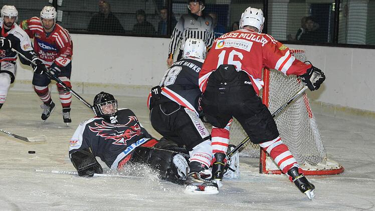Die Bad Kissinger Wölfe wollen heuer wieder in der Landesliga antreten. Erfolgreich spielen, aber auf keinen Fall aufsteigen, gab der Vorstand als Devise für die neue Saison aus. Die Eishalle bleibt in der kommenden Saison auf alle Fälle noch bei der Stadt. Foto: Archiv/Hopf
