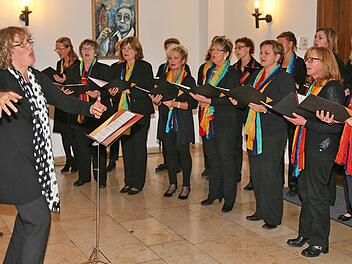 Zehn Jahre besteht der Frauenchor der Liedertafel Münnerstadt. Bei einer Soirée in der Rathausdiele - unter dem Portrait von Altbürgermeister Ferdl Betzer - bewies er seinen hohen Leistungsstand. Links Annemarie Kreuzer, die seit 2012 den Chor leitet. Fotos: Dieter Britz