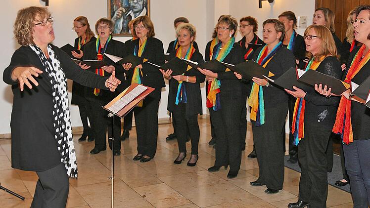 Zehn Jahre besteht der Frauenchor der Liedertafel Münnerstadt. Bei einer Soirée in der Rathausdiele - unter dem Portrait von Altbürgermeister Ferdl Betzer - bewies er seinen hohen Leistungsstand. Links Annemarie Kreuzer, die seit 2012 den Chor leitet. Fotos: Dieter Britz