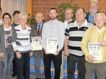 Die Ehrung langj&auml;hriger Mitglieder stand im Mittelpunkt der Jahreshauptversammlung des VfB Kulmbach. Unser Bild zeigt von links Petra Merkel, Inge Popp, Mathias Kodisch, Susanne Sahr, Ursula Bail, Hannelore Ulrich, Hans Passing, Christian Bauer, Hans Weich, Herbert Bauer, Erich Textores, Georg Oehrlein, Claudio Dresel und Thomas Frank.  Foto: Rei&szlig;aus