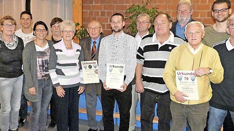 Die Ehrung langj&auml;hriger Mitglieder stand im Mittelpunkt der Jahreshauptversammlung des VfB Kulmbach. Unser Bild zeigt von links Petra Merkel, Inge Popp, Mathias Kodisch, Susanne Sahr, Ursula Bail, Hannelore Ulrich, Hans Passing, Christian Bauer, Hans Weich, Herbert Bauer, Erich Textores, Georg Oehrlein, Claudio Dresel und Thomas Frank.  Foto: Rei&szlig;aus