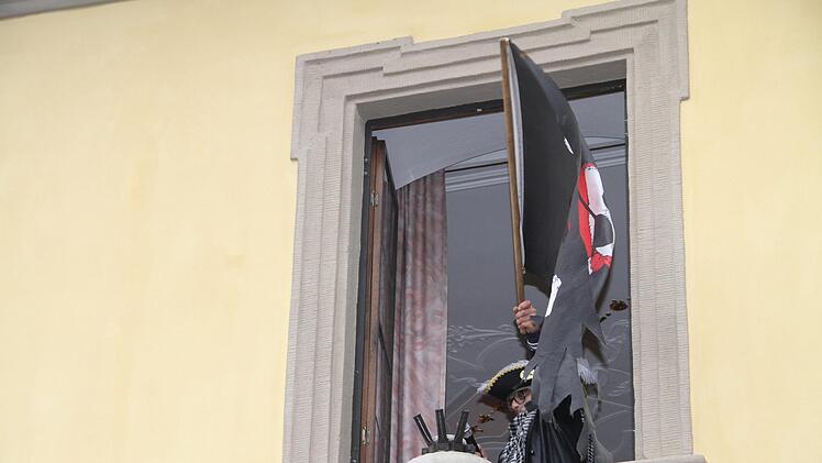 Als Zeichen des Rathaussturms weht die Flagge der "Maapiraten".Gerda Völk