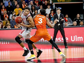 Augustine Rubit (links) war im Hinspiel mit 22 Punkten bester Bamberger Korbschütze, der Ulmer Dwayne Evans war mit 17 Punkten und sieben Rebounds nicht minder effektiv. Die beiden Kraftpakete, zwei der besten Power Forwards der Bundesliga, treffen am Sonntag erneut aufeinander. Foto: Daniel Löb