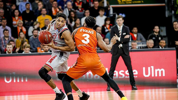 Augustine Rubit (links) war im Hinspiel mit 22 Punkten bester Bamberger Korbschütze, der Ulmer Dwayne Evans war mit 17 Punkten und sieben Rebounds nicht minder effektiv. Die beiden Kraftpakete, zwei der besten Power Forwards der Bundesliga, treffen am Sonntag erneut aufeinander. Foto: Daniel Löb