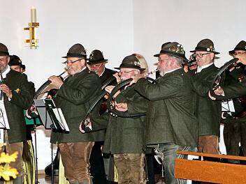 Die Jagdhornbläsergruppe Ebern unter Leitung von Reinhard Lösslein erhielt viel Beifall für ihre Präsentation der Hubertusmesse.  Fotos: gg