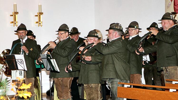 Die Jagdhornbläsergruppe Ebern unter Leitung von Reinhard Lösslein erhielt viel Beifall für ihre Präsentation der Hubertusmesse.  Fotos: gg