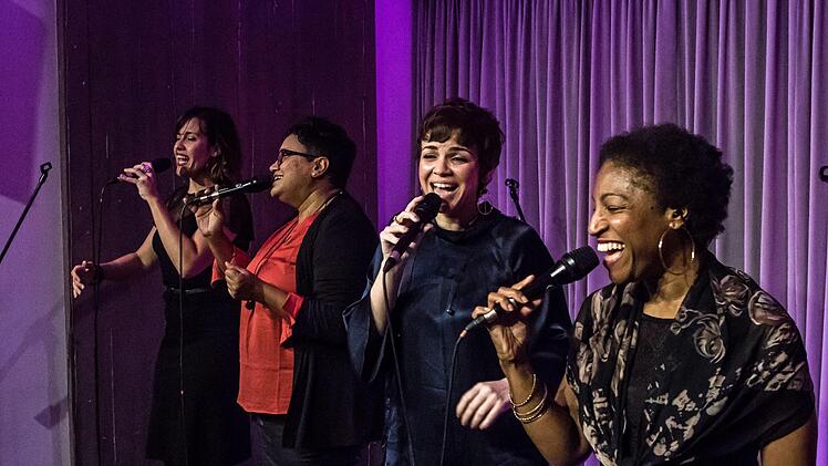 Toller Auftritt: Das Vokalquartett Gema 4 beeindruckte bei seinem ausverkauften Coburg-Gastspiel auf der Bühne von Leise am Markt (von links): Clara Luna, Odette Telera, Michele Alderete und Laura Flores.Foto: Jochen Berger