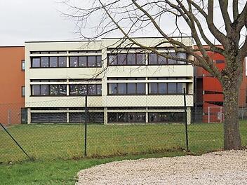 Die neuen Räume der Buttenheimer Deichselbachschule sollen im Nordwesten des Bestandsgebäudes entstehen. Der Anbau wird dann an das bereits vorhanden Treppenhaus angeschlossen werden. Foto: Andrea Spörlein