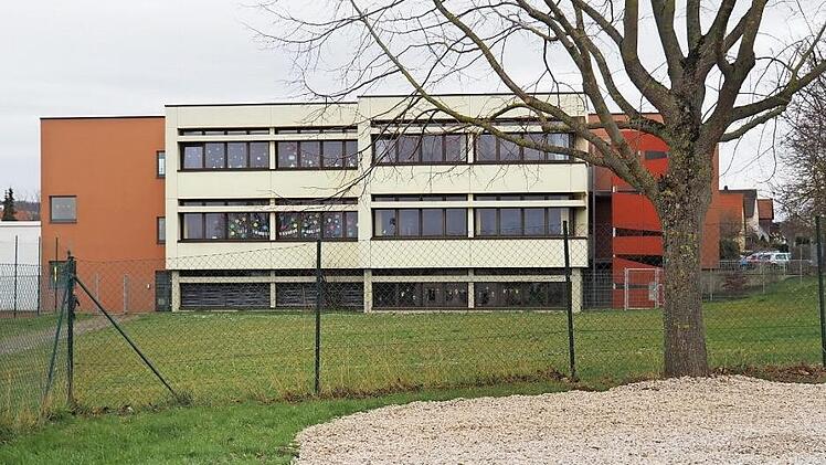Die neuen Räume der Buttenheimer Deichselbachschule sollen im Nordwesten des Bestandsgebäudes entstehen. Der Anbau wird dann an das bereits vorhanden Treppenhaus angeschlossen werden. Foto: Andrea Spörlein