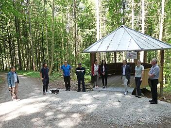 Im Rahmen einer Feierstunde wurde der Pavillon im Langen Tal zwischen Streitberg und Muggendorf eingeweiht.  Foto: Paul Pöhlmann