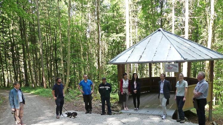 Im Rahmen einer Feierstunde wurde der Pavillon im Langen Tal zwischen Streitberg und Muggendorf eingeweiht.  Foto: Paul Pöhlmann