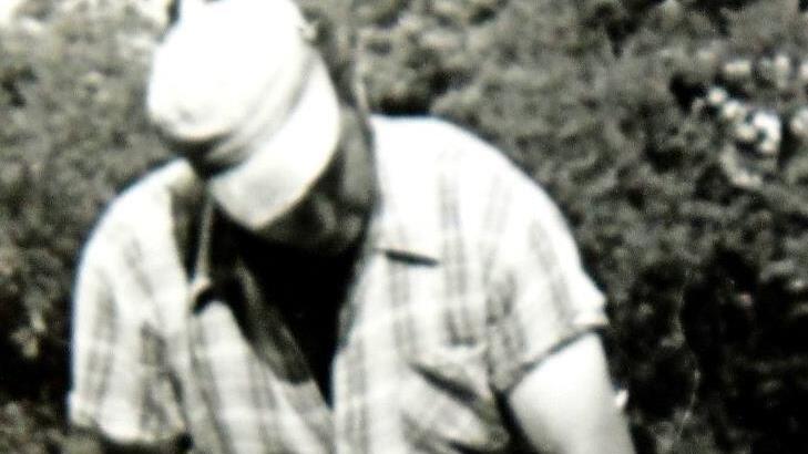 Steinbrucharbeit war in früheren Zeiten eine sehr schwere Arbeit: Unser Archivbild zeigt einen Steinhauer bei der Fertigung einer Walze.
