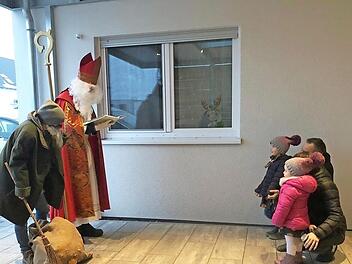 Mit gebührendem Abstand wegen der Pandemie besuchten Nikolaus und Knecht Ruprecht die Kinder. Foto: privat