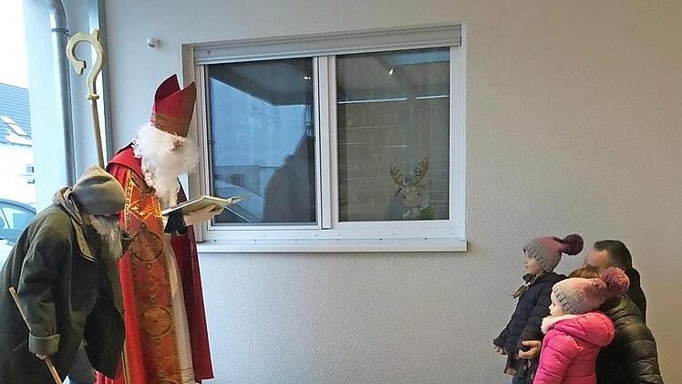 Mit gebührendem Abstand wegen der Pandemie besuchten Nikolaus und Knecht Ruprecht die Kinder. Foto: privat