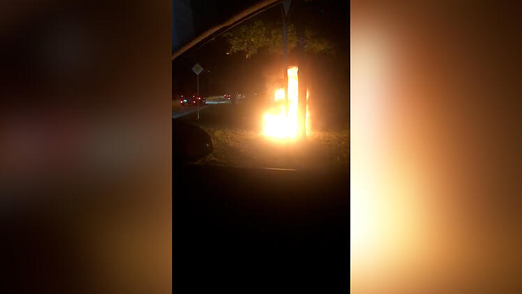 Blitzer geht in Flammen auf