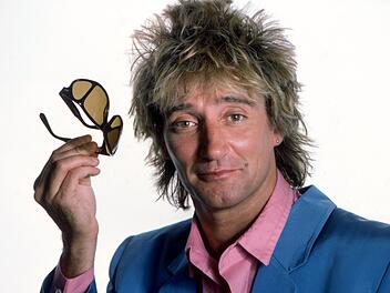 So ließ sich Rod Stewart im Juni 1984 von Hervé Tardy fotografieren. Damals war der Sänger 39 Jahre alt und blickte bereits auf eine lange Karriere voller legendärer Bandstationen zurück. Letztendlich wurde er jedoch zu groß für alle Bands, in denen er spielte. Im Januar 2025 vollendete der Londoner mit schottischen Wurzeln sein 80. Lebensjahr.